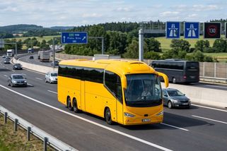 Žluté autobusy bez stevardek, filmů a horké čokolády. Z průměru je vyděluje už jen...ta žlutá - Médium.cz